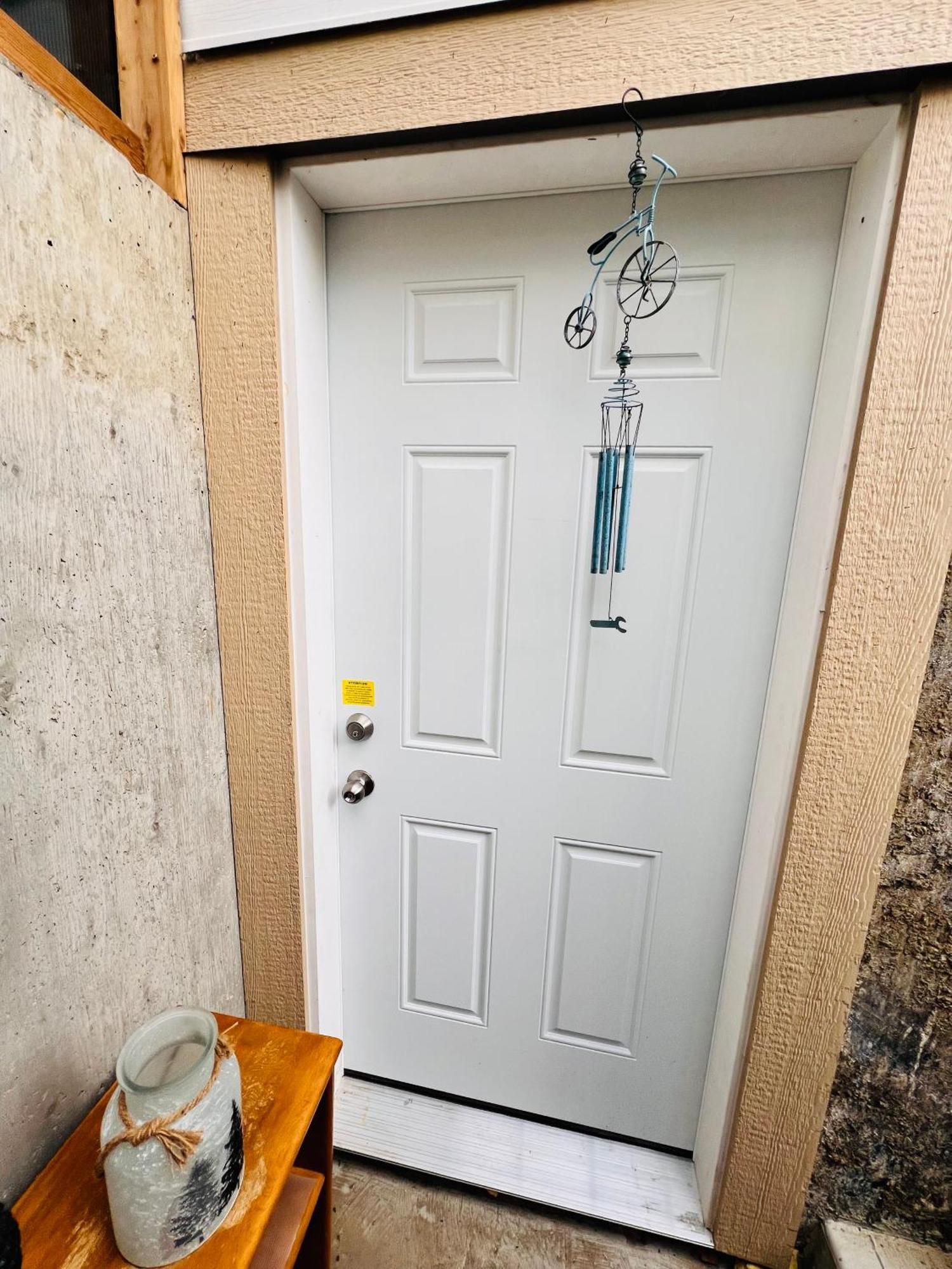 A Classic Homely Basement Suite! Chestermere Esterno foto