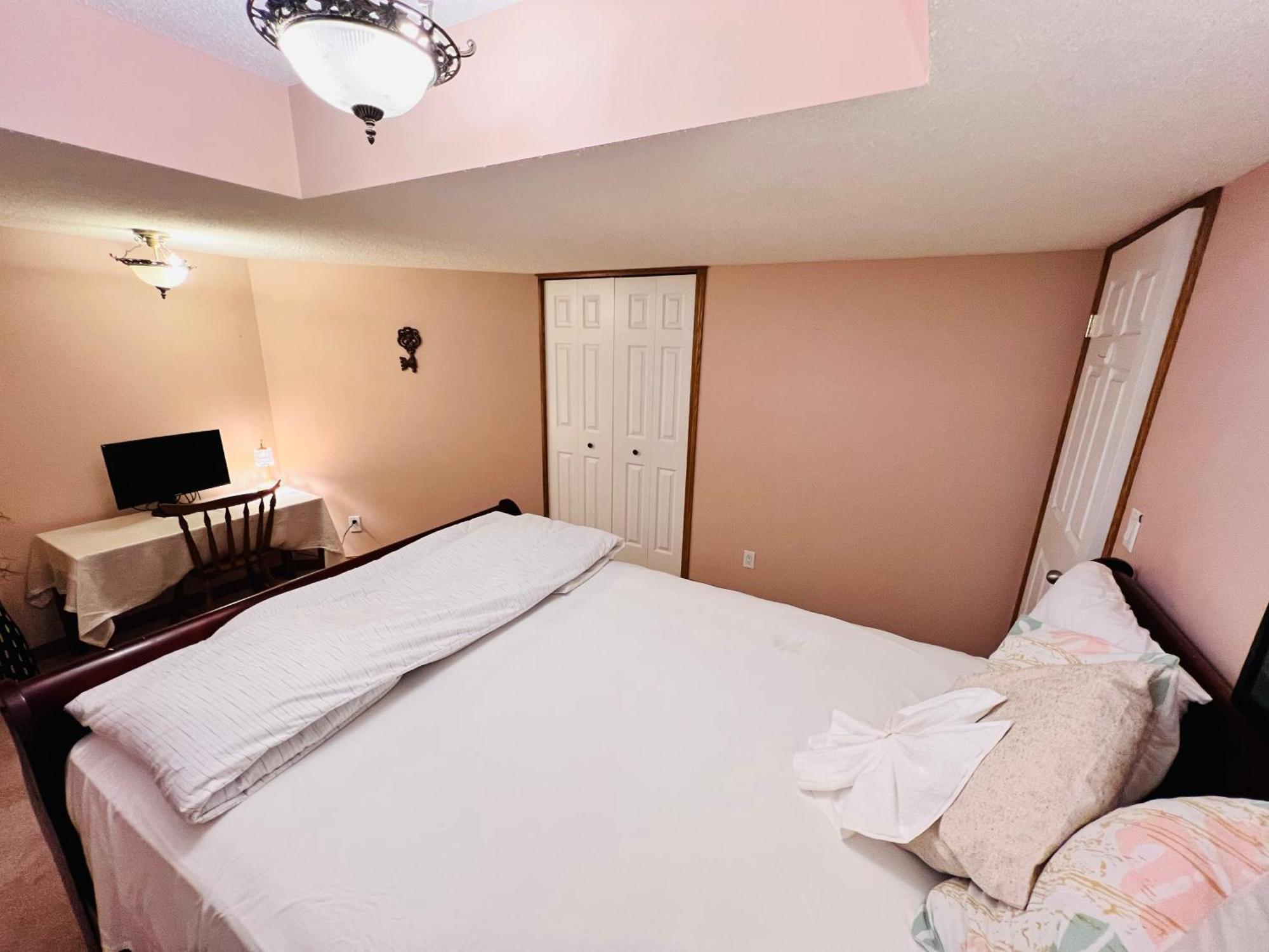 A Classic Homely Basement Suite! Chestermere Esterno foto