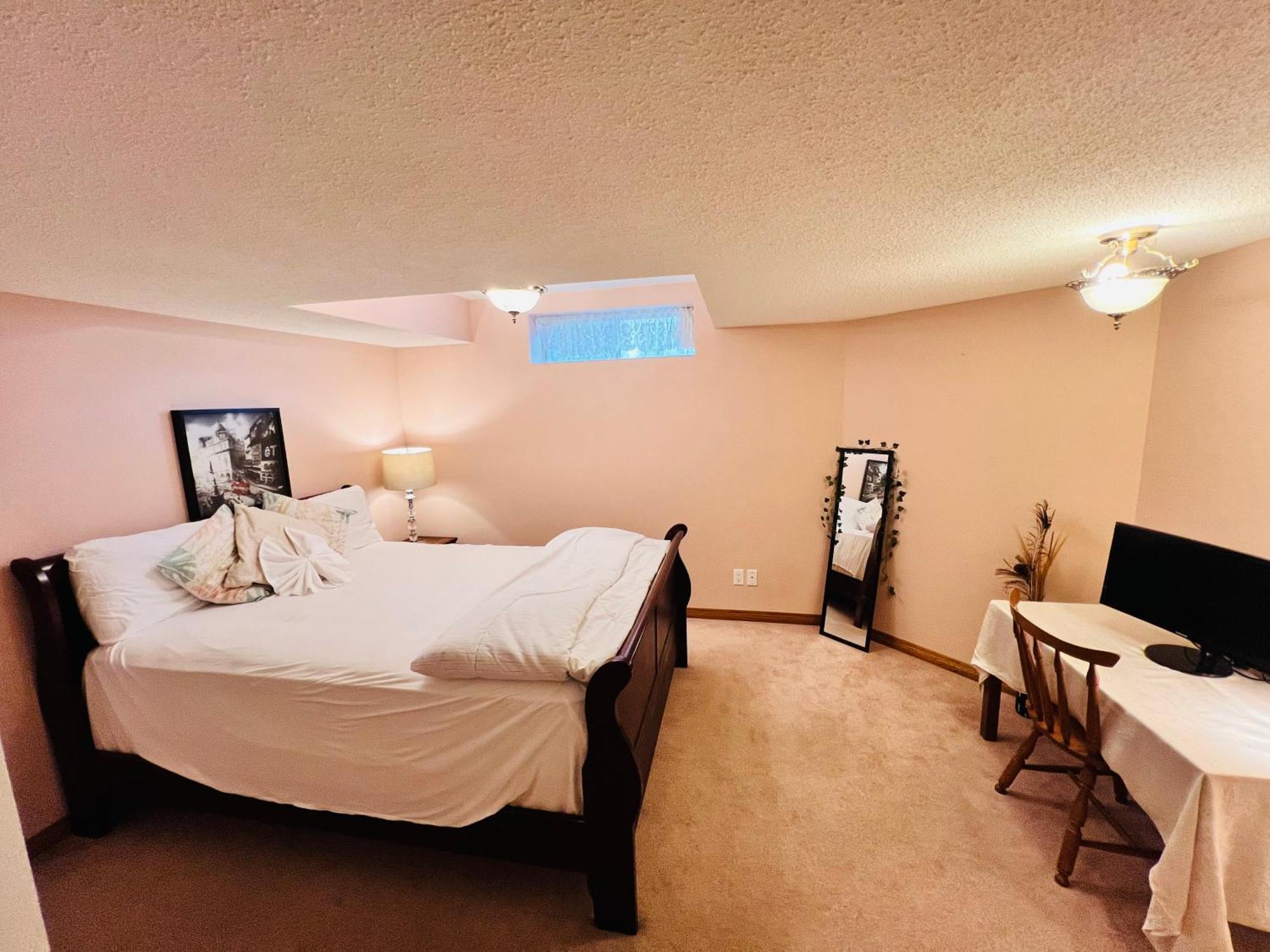 A Classic Homely Basement Suite! Chestermere Esterno foto