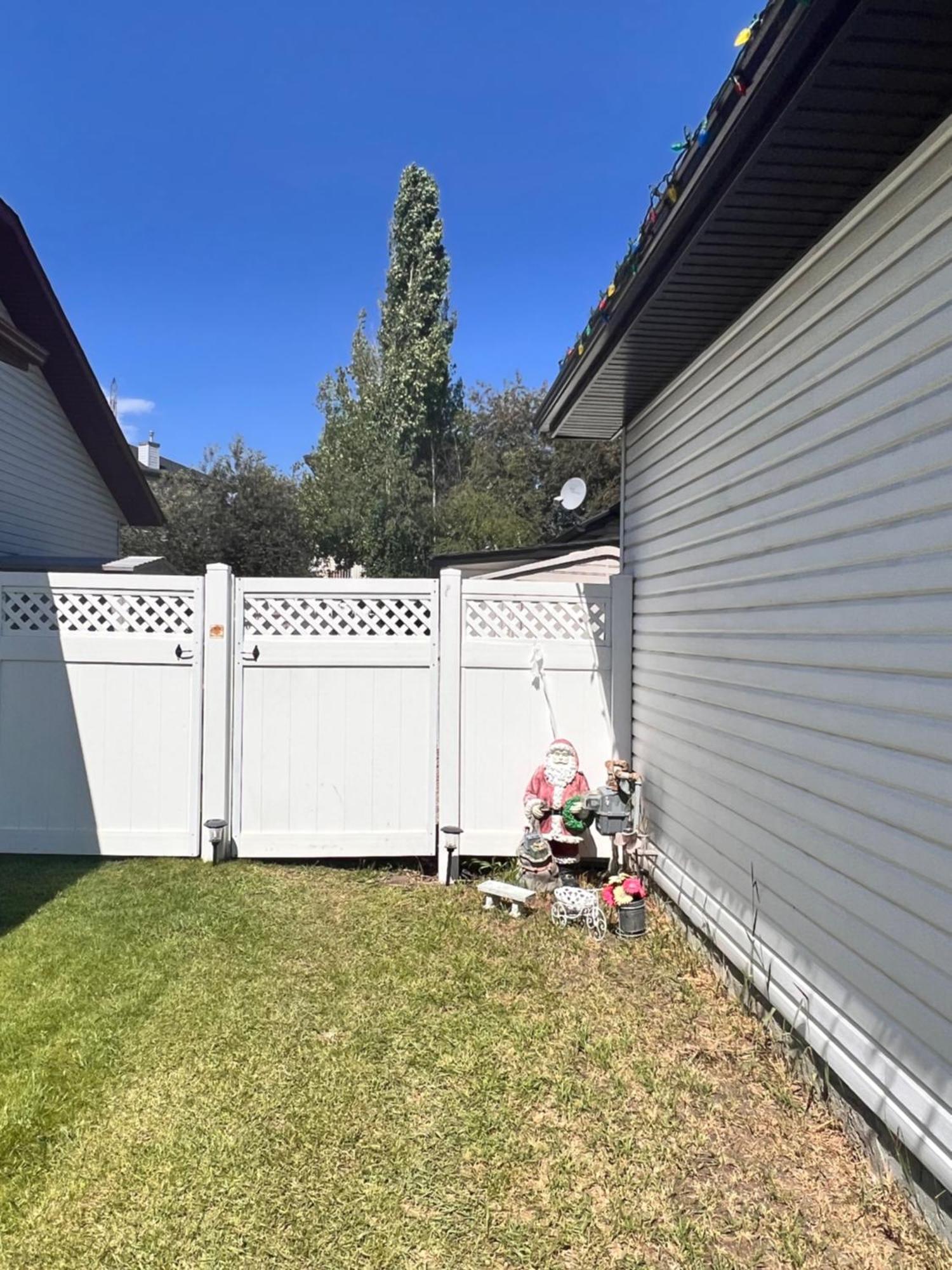 A Classic Homely Basement Suite! Chestermere Esterno foto