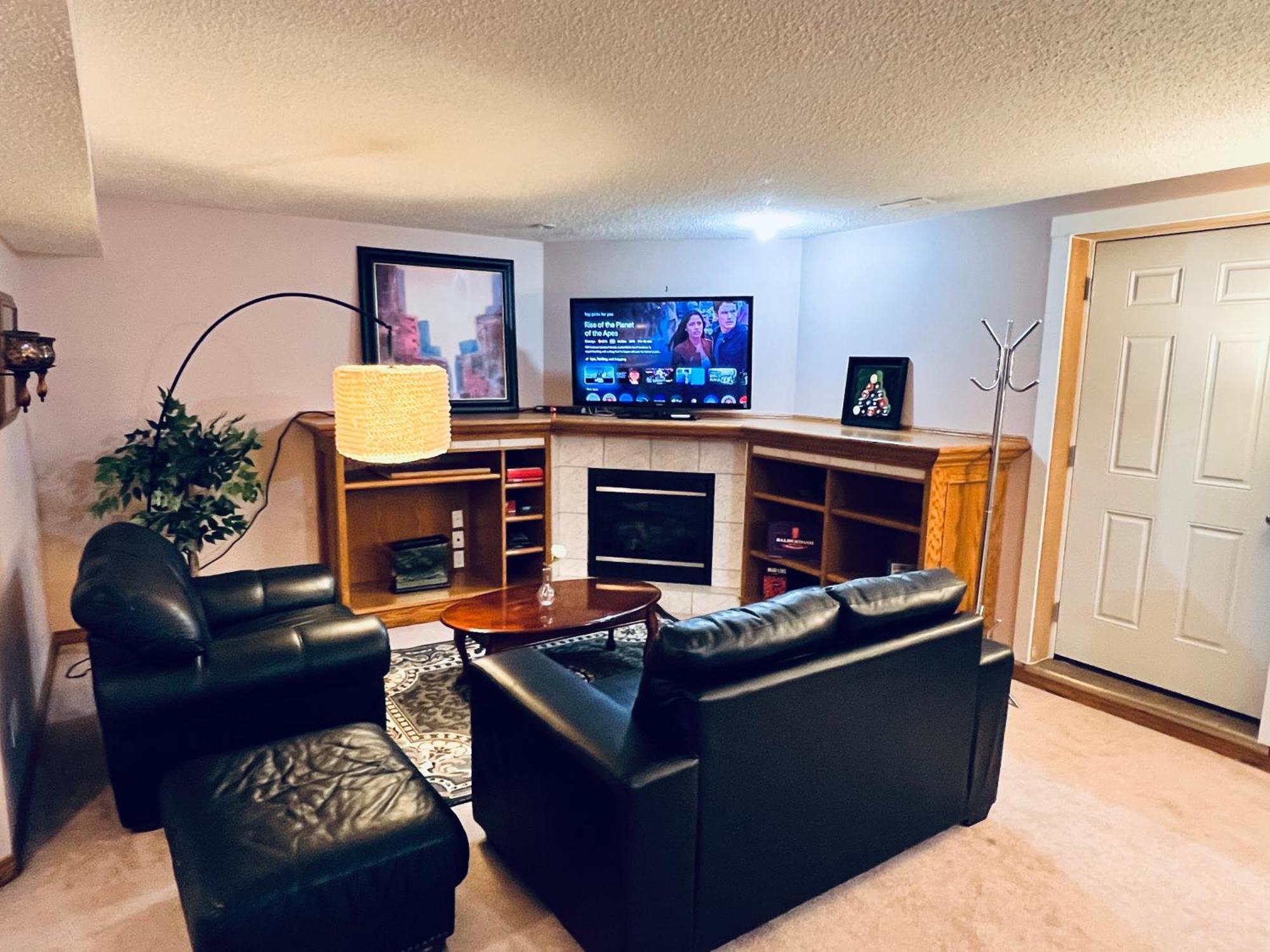 A Classic Homely Basement Suite! Chestermere Esterno foto
