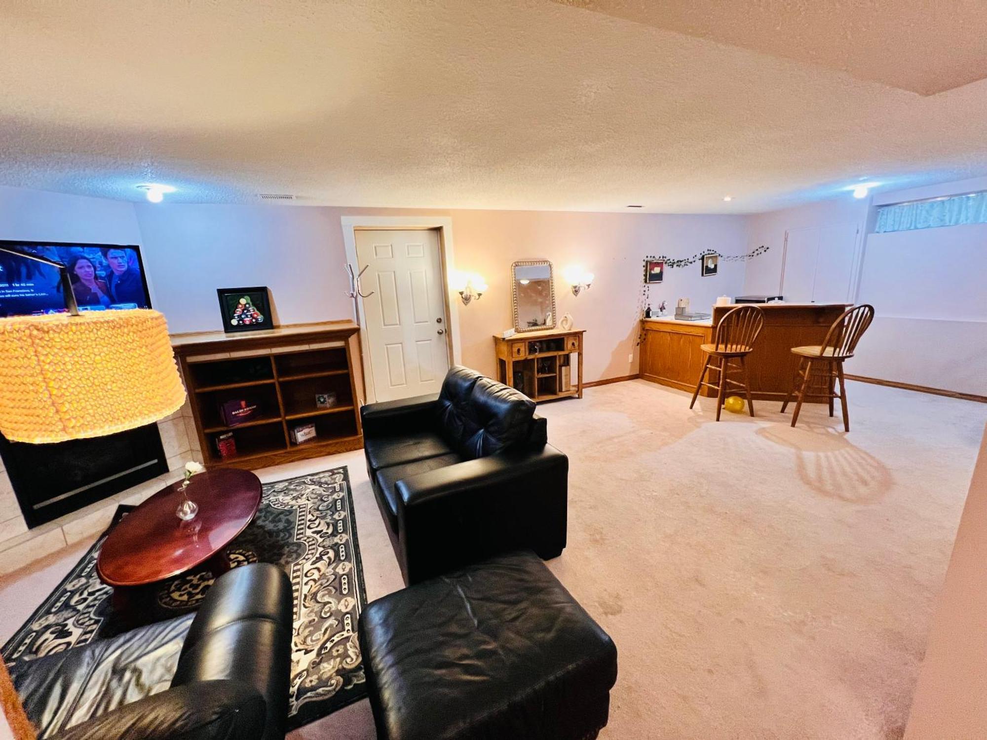 A Classic Homely Basement Suite! Chestermere Esterno foto