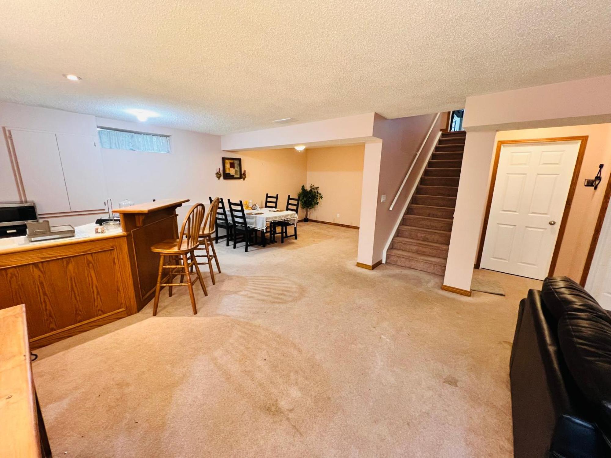 A Classic Homely Basement Suite! Chestermere Esterno foto