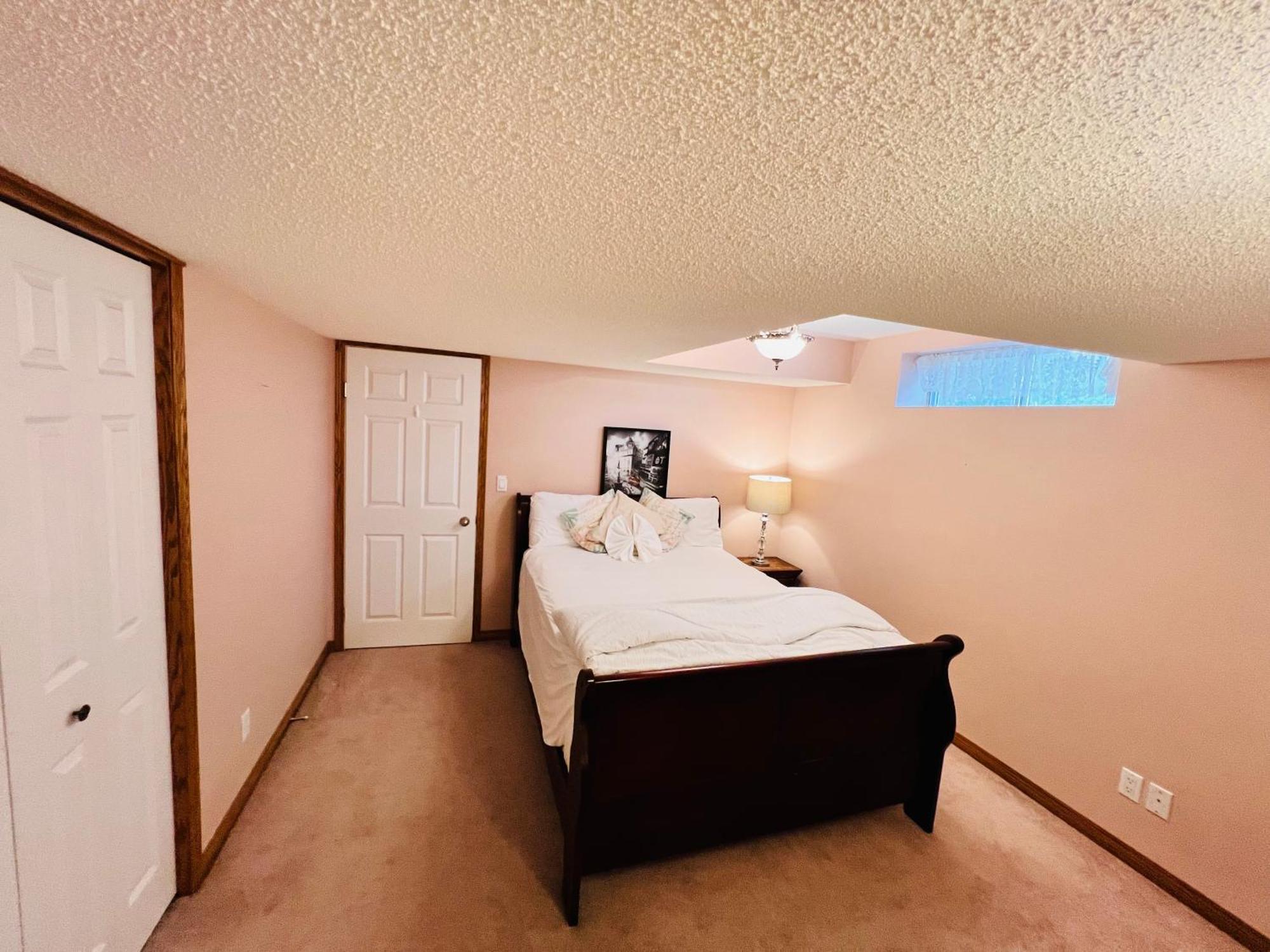 A Classic Homely Basement Suite! Chestermere Esterno foto