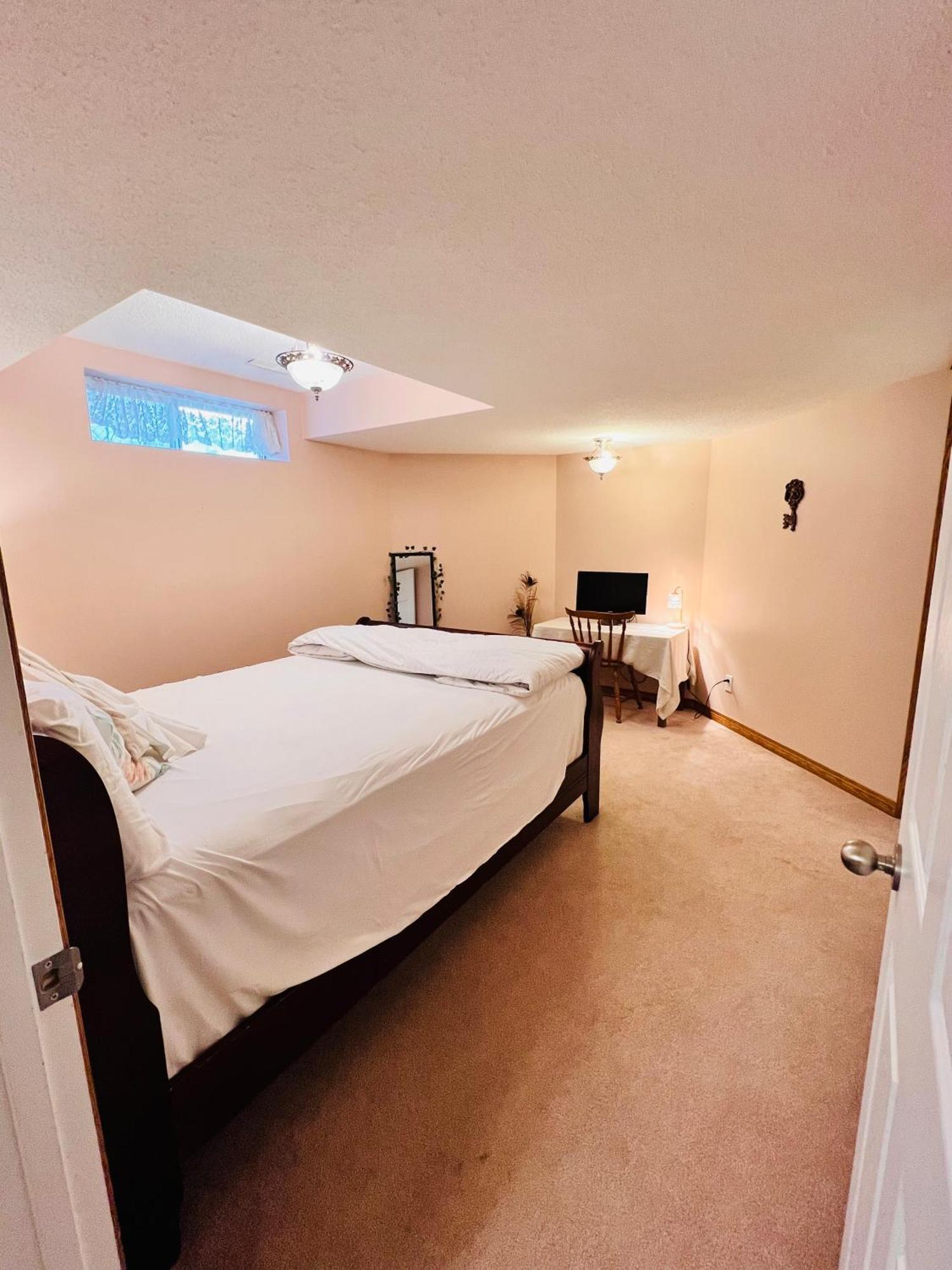 A Classic Homely Basement Suite! Chestermere Esterno foto